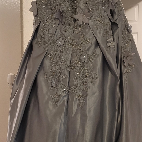 Silver ball gown size 20 Hebeos brand - Picture 3 of 7